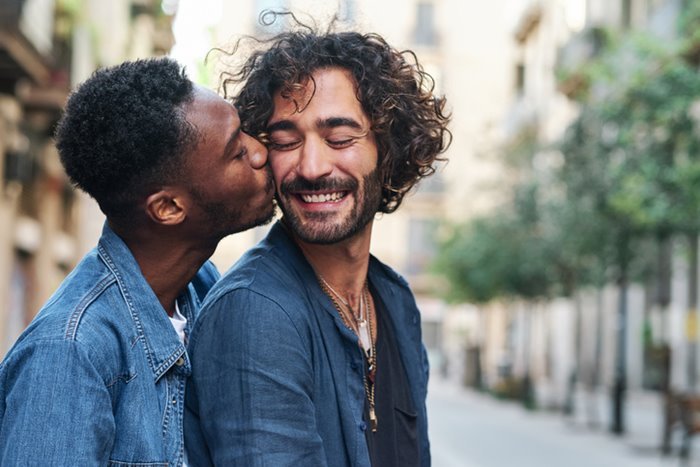 Homens abraçados e beijando no rosto - Metrópoles