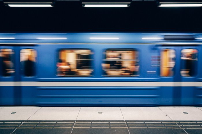 Fotografia de um metrô em movimento - Metrópoles