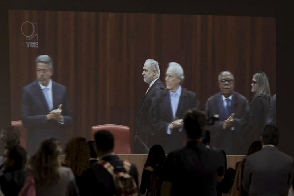 foto do telão com imagens das autoridades na posse do ministro Alexandre de Moraes como presidente e o ministro Ricardo Lewandowski como vice-presidente do TSE