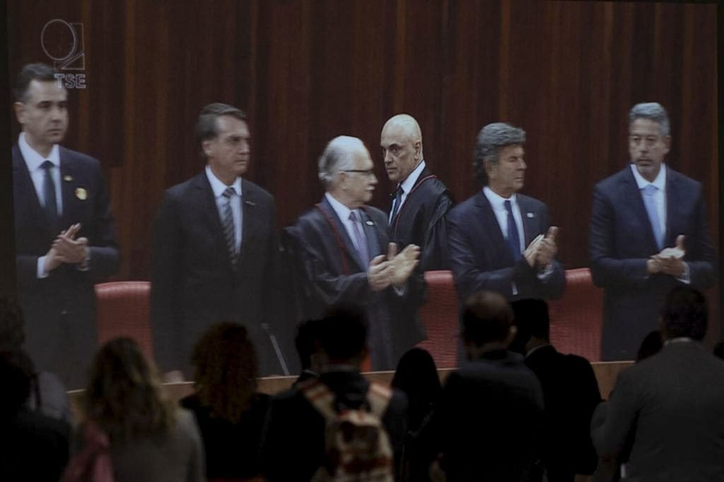 foto do telão com imagens das autoridades na posse do ministro Alexandre de Moraes como presidente e o ministro Ricardo Lewandowski como vice-presidente do TSE