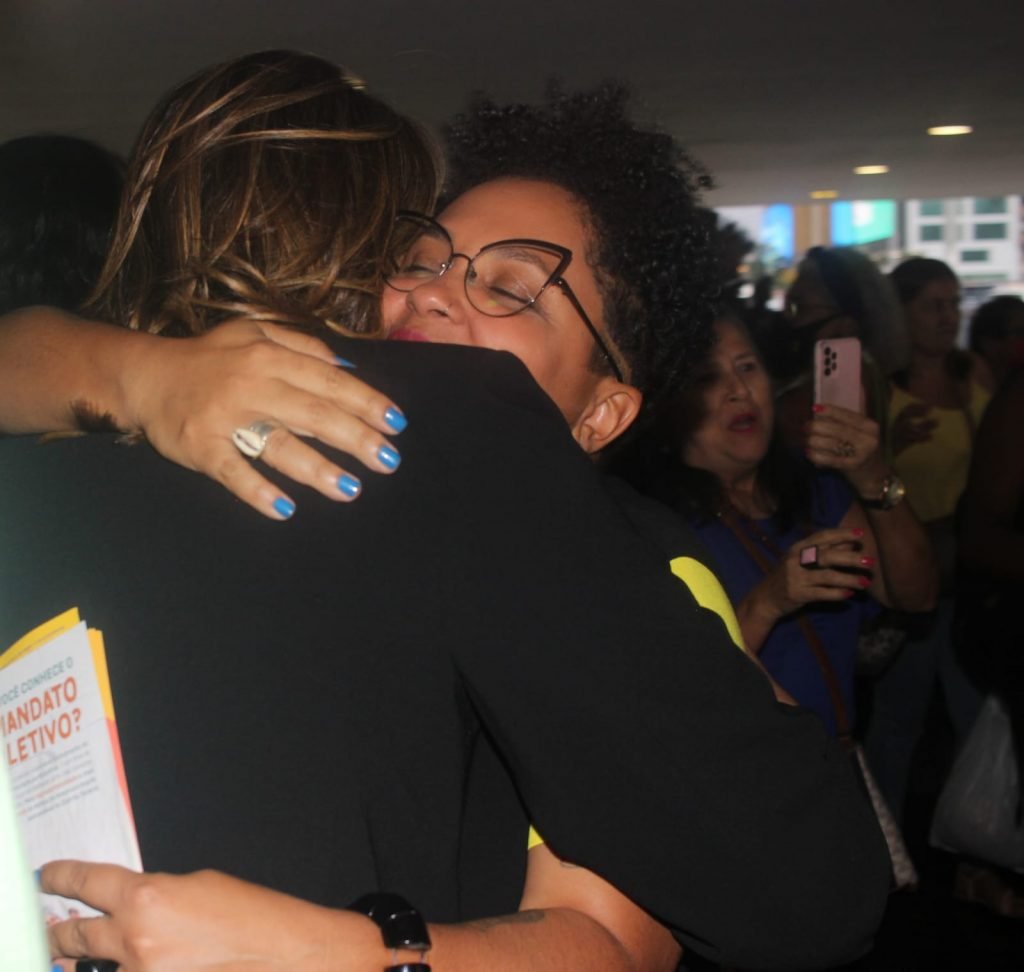 Em encontro, Leila e Keka se abraçam na campanha: “Admiração”