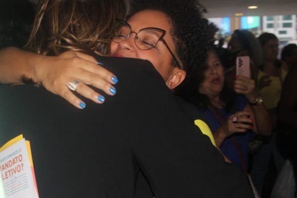 Em encontro, Leila e Keka se abraçam na campanha: “Admiração”