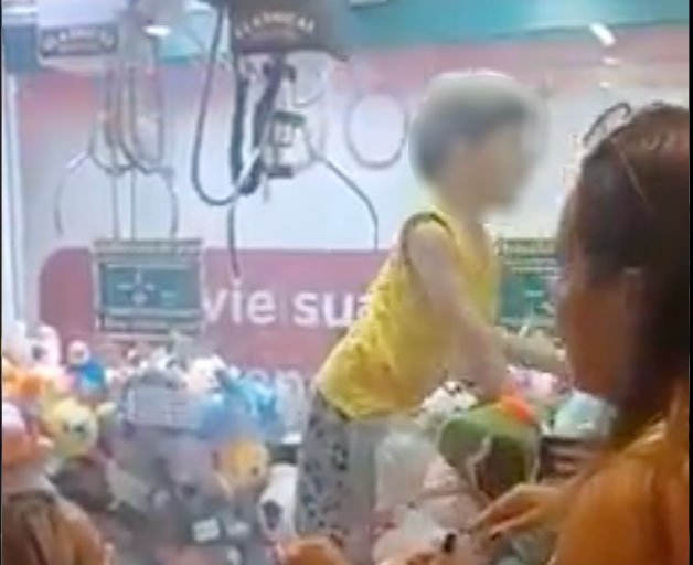 Menino entra em máquina de bichinhos de pelúcia em shopping do Rio