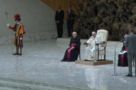cerimonia no vaticano com papa sentado e guarda ao lado