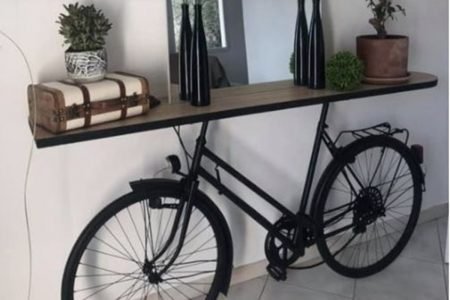 Imagem colorida de uma bicicleta usada como mesa de apoio