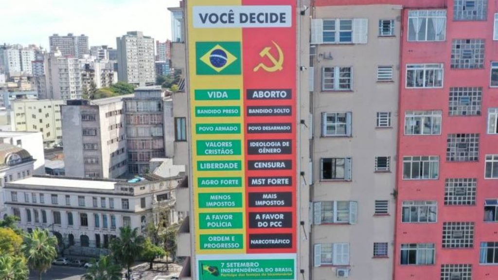 Imagem colorida de empena de prédio