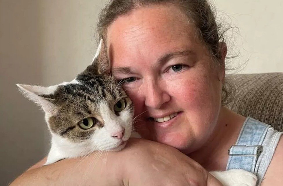 Mulher tem é salva pelo seu gato durante ataque cardíaco: "Ele sabia!"