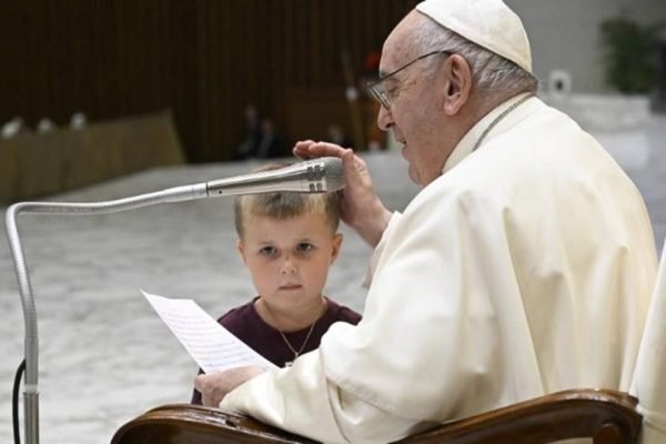 Criança invade cerimonia semanal do papa