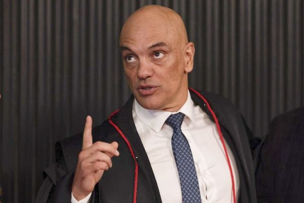 posse Alexandre de moraes aponta para o céu durante a posse no TSE eleiçoes 2022 alexandre de moraes eleiçoes 2022