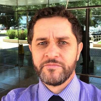 Jornalista de terno sério para foto