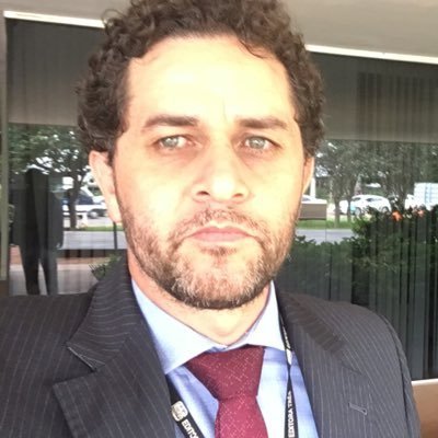 Jornalista de terno