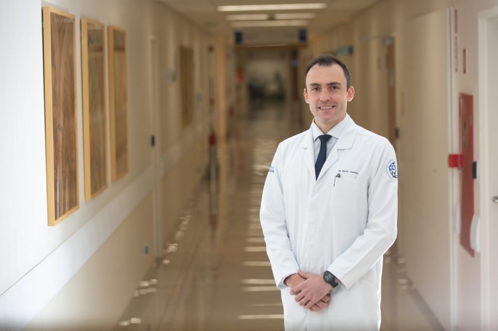 fotografia colorida de médico no corredor de um hospital. Ele reimplantou o antebraço de homem que foi arrancado por hélice de avião