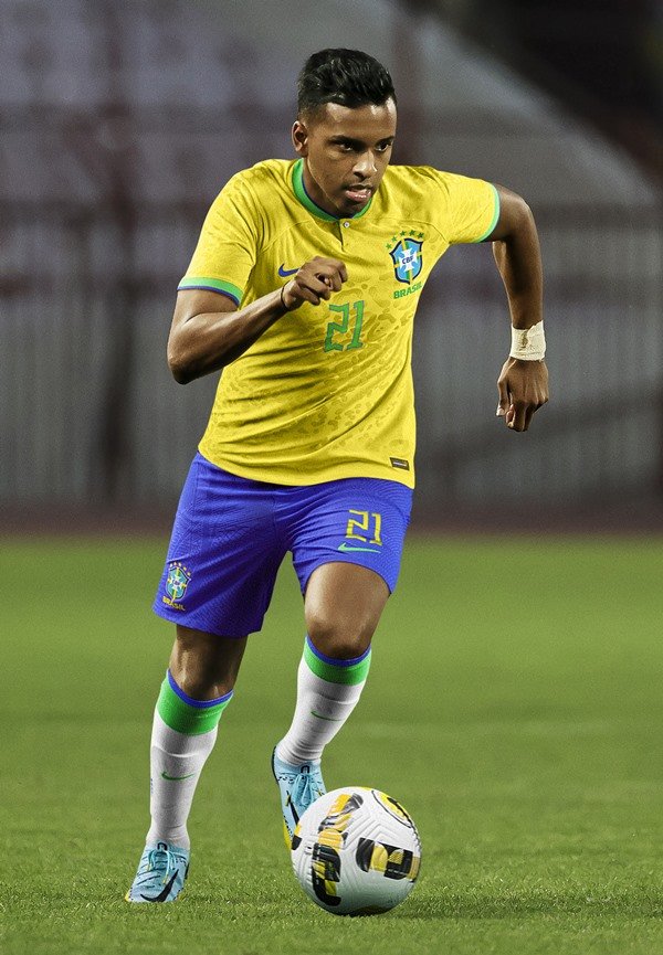 O jogador Rodrygo em campo com o novo uniforme da Seleção Brasileira de Futebol