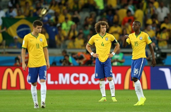 Jogadores da Seleção Brasileira de futebol em partida da Copa do Mundo de 2014. Da esquerda para direita: Oscar, David Luiz e Ramires