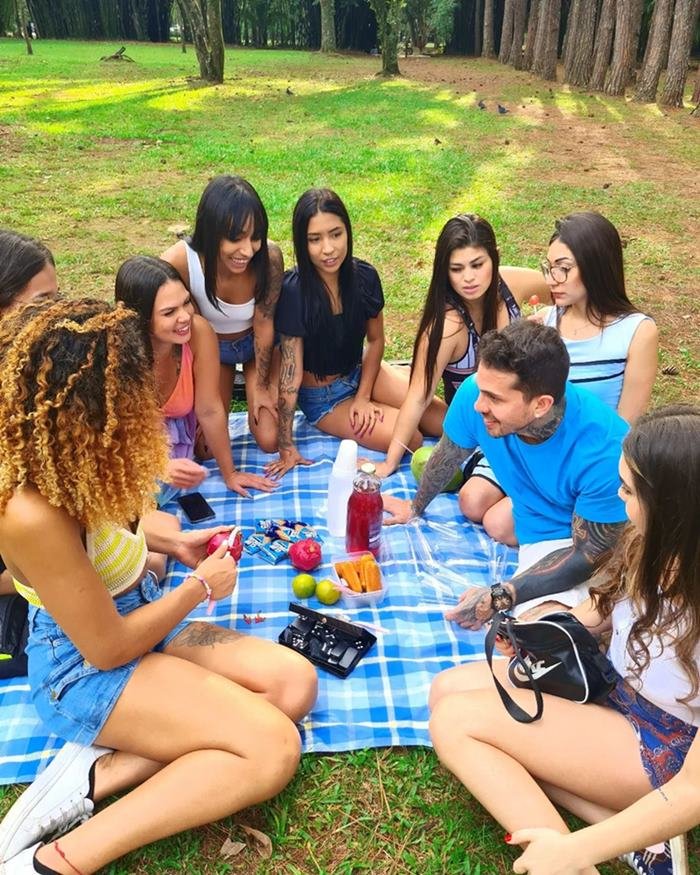 Imagem colorida de Arthur O Urso e as esposas
