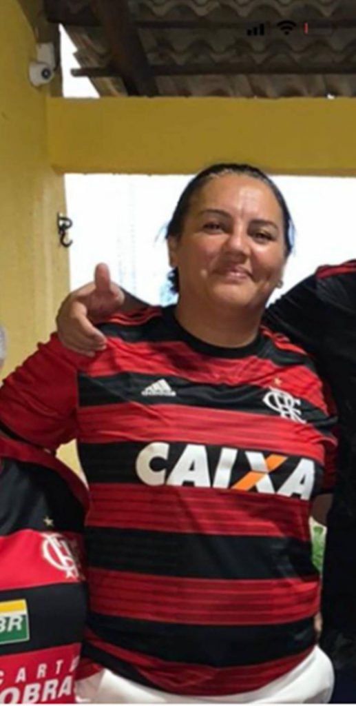 mulher com a camisa do Flamengo