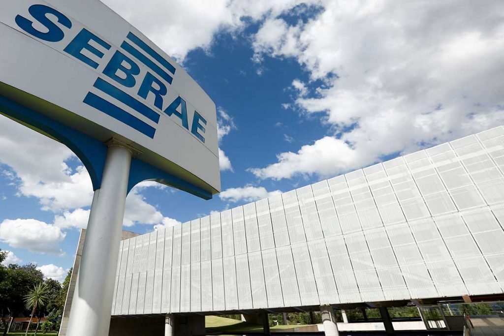 Imagem colorida de prédio com placa escrita Sebrae na frente