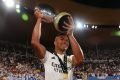 Casemiro com a taça da Supercopa da Europa - Metrópoles