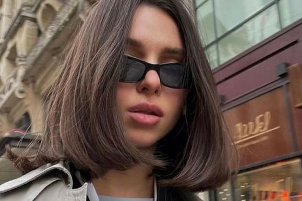 foto colorida de mulher com cabelo liso