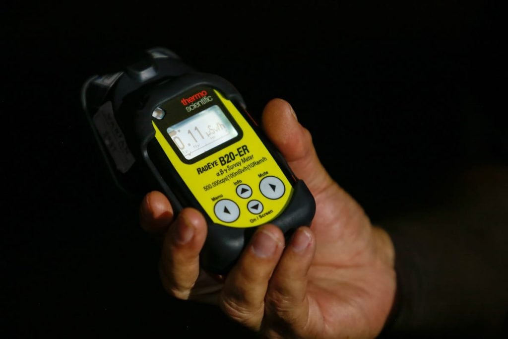 Dosímetro ou Contadoe GIG, aparelho utilizado para verificar o nível de radioatividade no ambiente