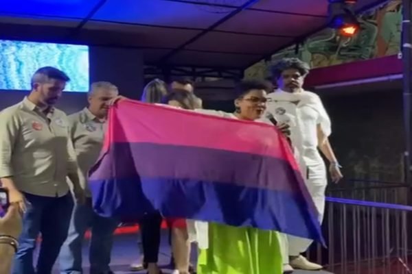 Keka Bagno levanta bandeira do orgulho bissexual em ato LGBT
