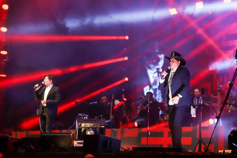 Zezé di Camargo e Luciano divide palco com Chitãozinho e Xororó (Foto: Agnews/Beatriz Damy/Fernanda Rodrigues)