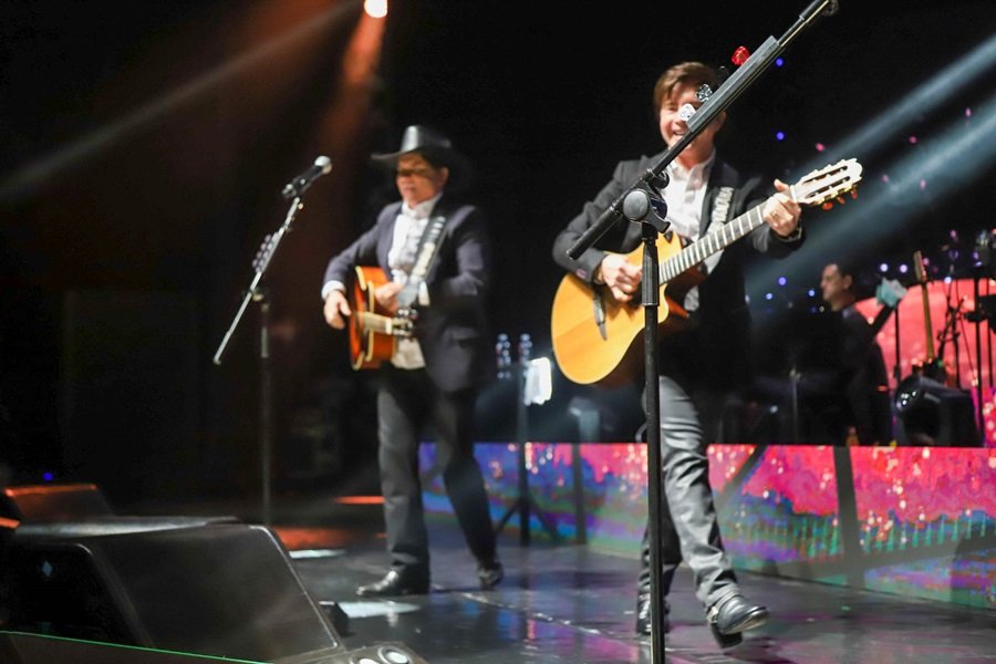 Zezé di Camargo e Luciano divide palco com Chitãozinho e Xororó (Foto: Agnews/Beatriz Damy/Fernanda Rodrigues)