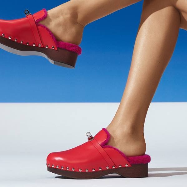 Pés com sapatos coloridos - Metrópoles