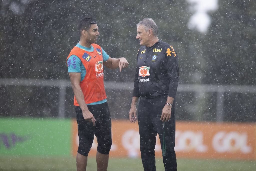 Casemiro e Tite em treino da Seleção