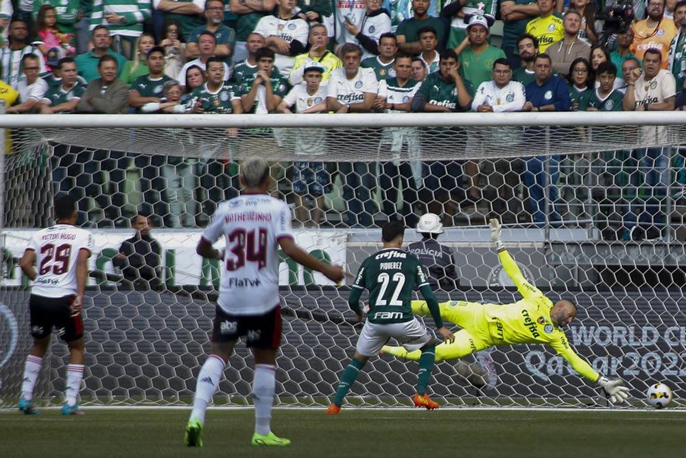 Torcedores do Palmeiras agridem torcedor do Flamengo infiltrado