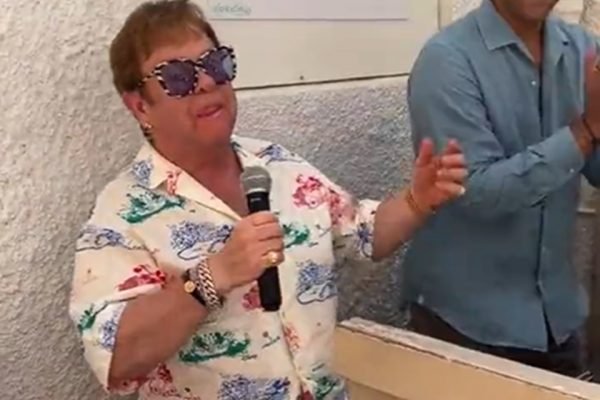 Vídeo Elton John Canta Feat Com Britney Spears Pela 1ª Vez Em Público Metrópoles 