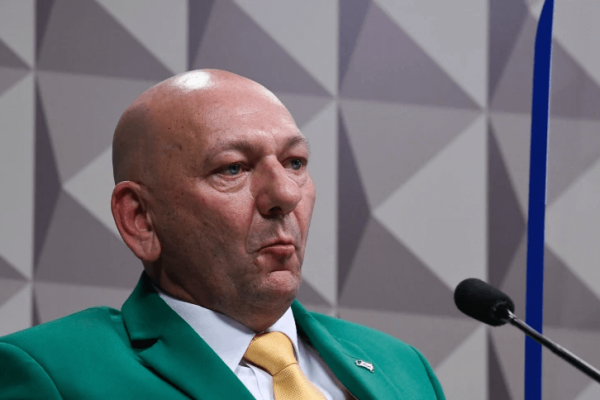 Empresários Foto colorida de Luciano Hang de terno verde no Senado - Metrópoles