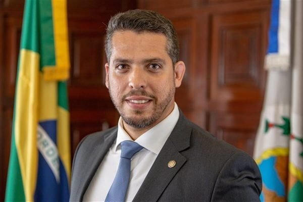 PERSEGUIÇÃO: Justiça do RJ proíbe entrada de deputados Rodrigo
