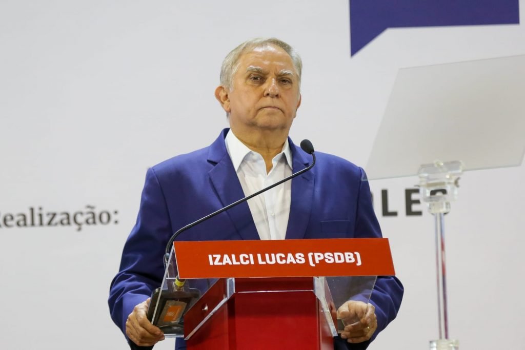 Candidato Izalci Lucas durante debate Metrópoles GDF 2022