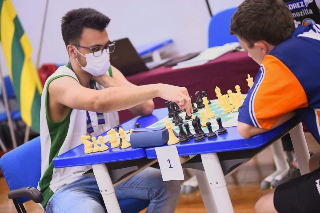 Exemplo de superação, jovem cego da UnB participa de torneio de xadrez