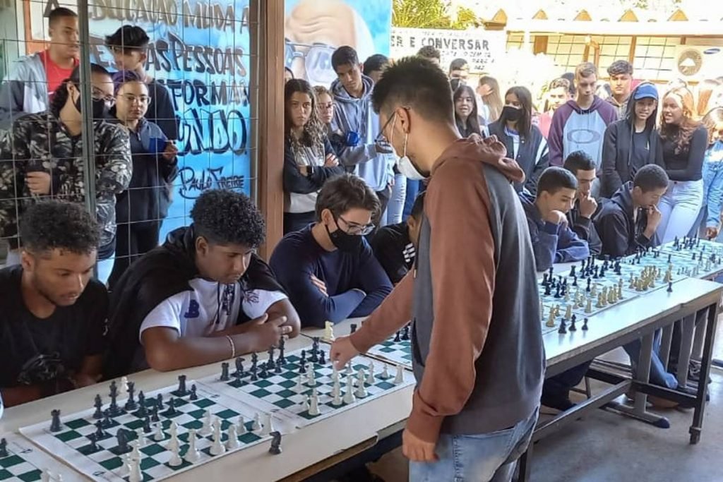 Às vésperas de um mundial, ex-aluno promove desafio de xadrez em escola de  Ceilândia