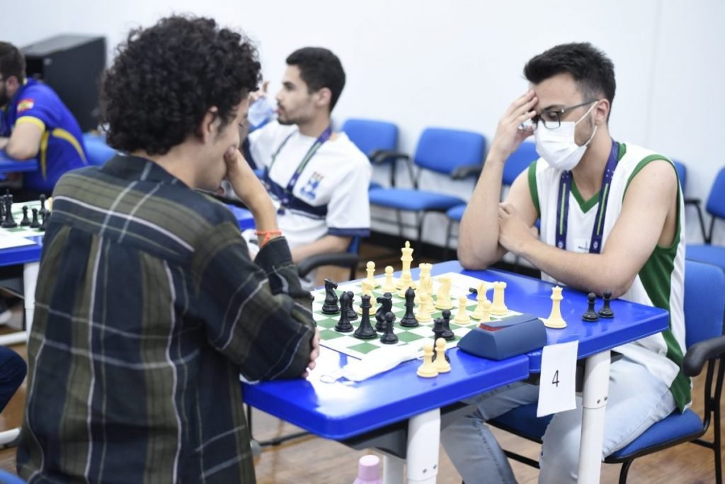 Campeonato de xadrez une crianças e adultos em Brasília