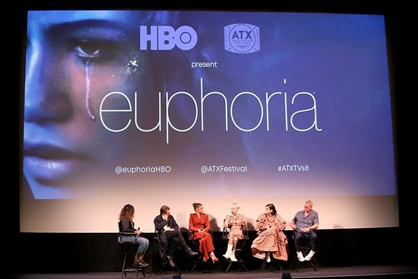 Painel de apresentação da série Euphoria, da HBO. A série está sendo apresentada pelos atores, diretor e roteirista: Sonia Saraiya, Sam Levinson, Zendaya, Hunter Schafer, Barbie Ferreira e Eric Dane