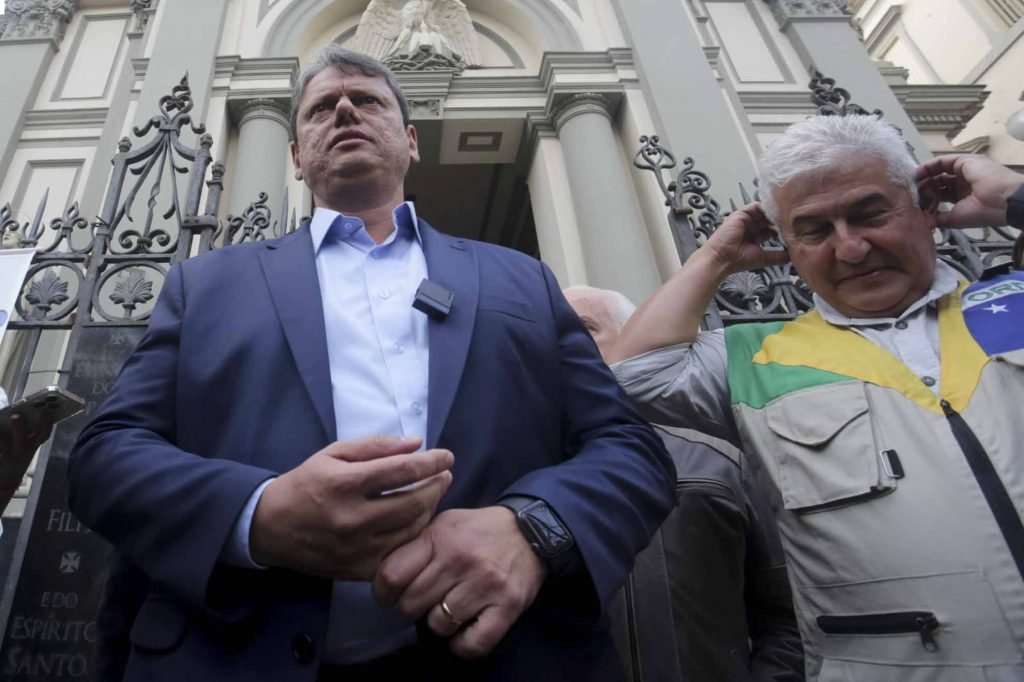 candidato ao governo de São Paulo, Tarcísio de Freitas (Republicanos) e o candidato ao senado Marcos Pontes (PL), fazem caminhada com apoiadores em são paulo