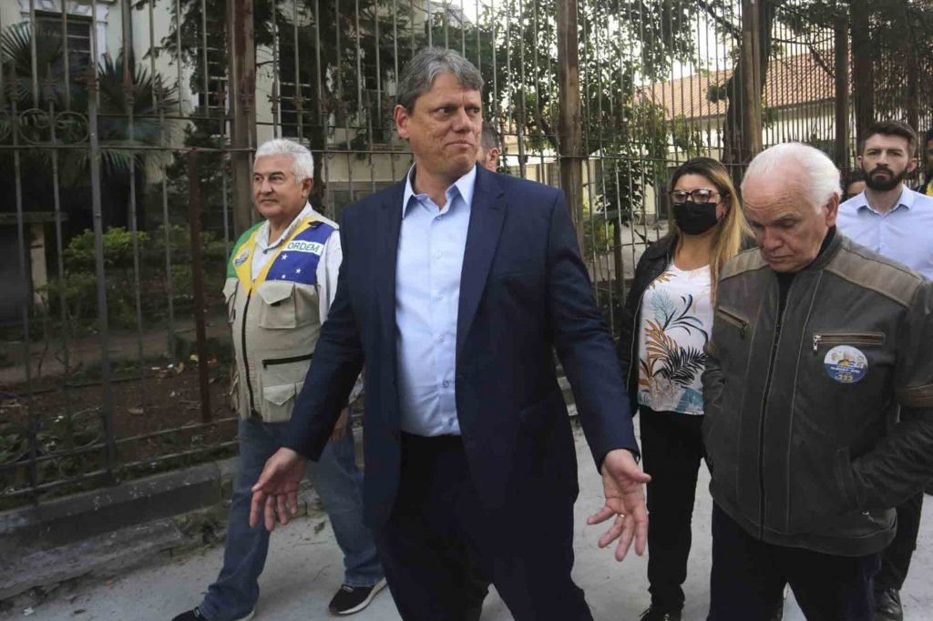 candidato ao governo de São Paulo, Tarcísio de Freitas (Republicanos) e o candidato ao senado Marcos Pontes (PL), fazem caminhada com apoiadores em são paulo
