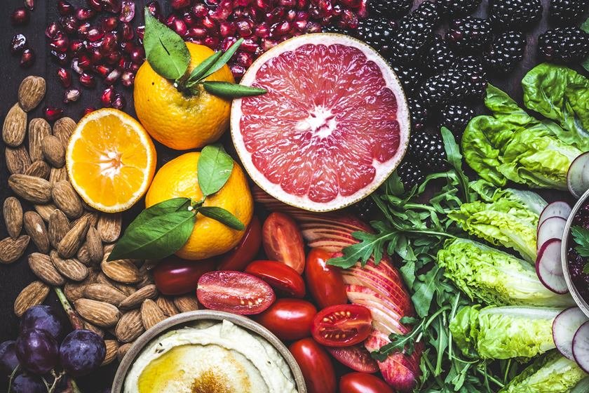 Imagem colorida de exemplos de comidas presentes em uma dieta vegana ou vegetariana - Metrópoles