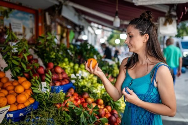 mulher comprando fruta
