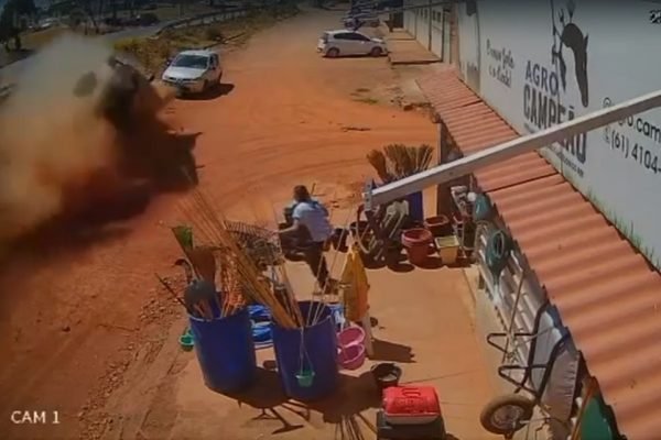 Faro: carro capota e atropela peão em frente à Biblioteca Municipal