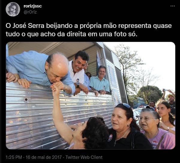 José Serra beija a própria mão em campanha política