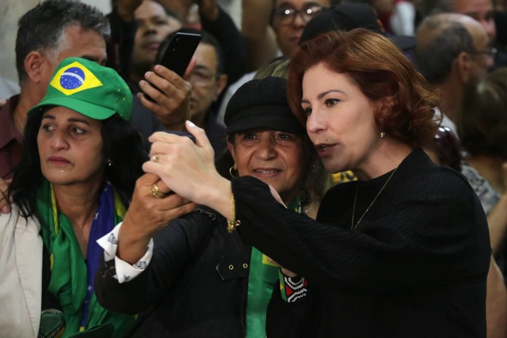 Deputada federal Carla Zambelli (PL) tira foto com apoiador em São Paulo