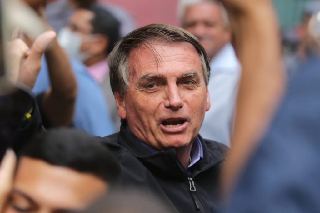 Bolsonaro acenou para apoiadores após sair da Jovem Pan, em São Paulo