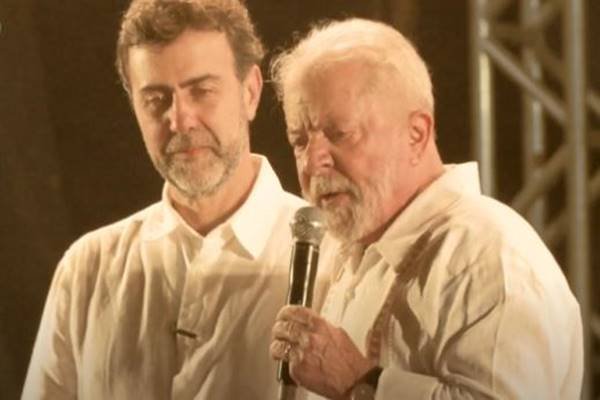 Fotografia colorida de dois homens
