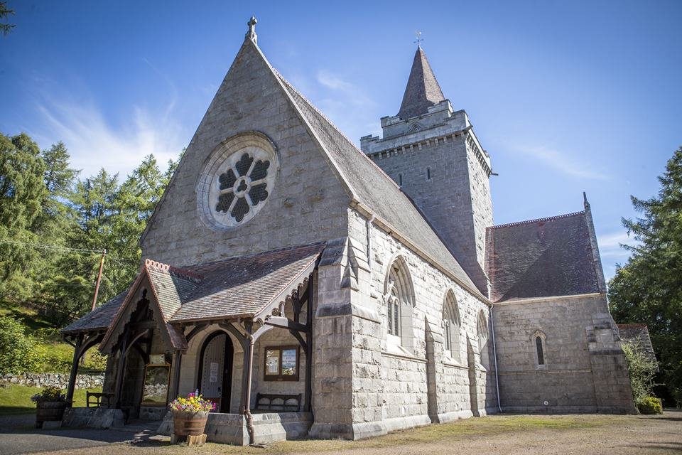 Foto colorida. construção de uma igreja