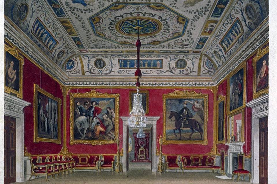 Foto colorida. Sala com telas na parede