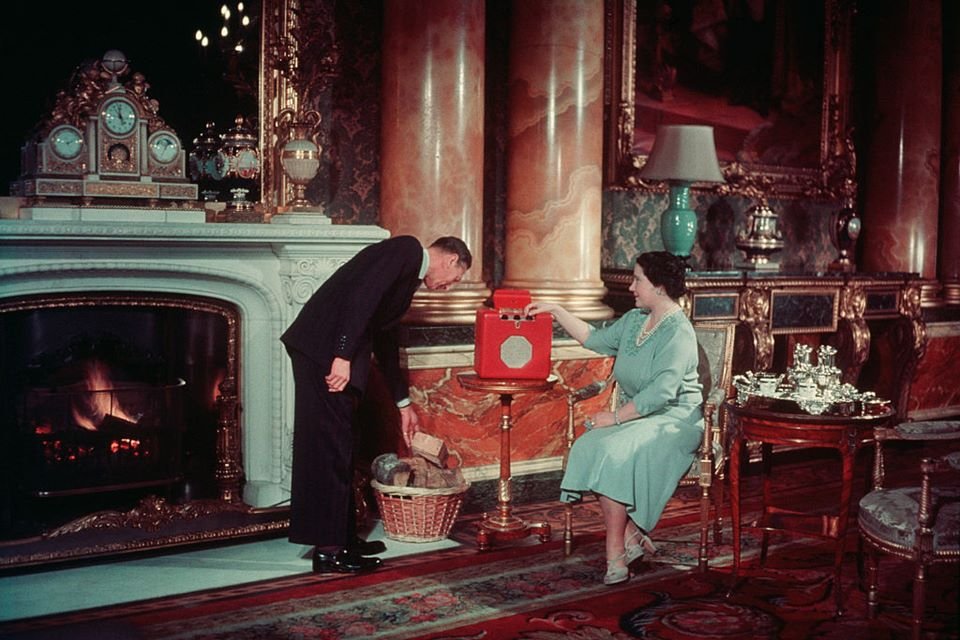Foto colorida. Homem e mulher em uma sala